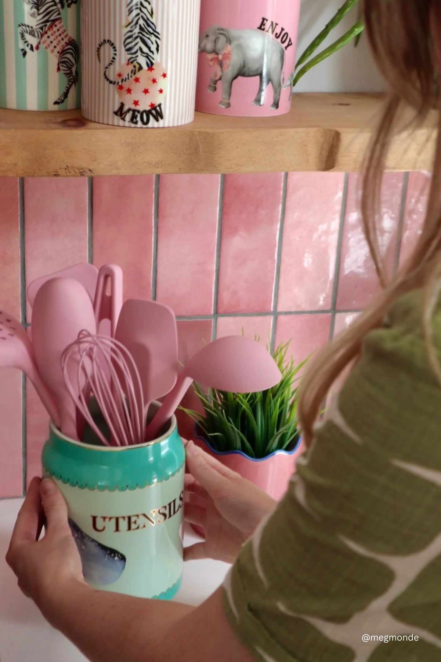 YVONNE ELLEN UTENSIL POT WHALE