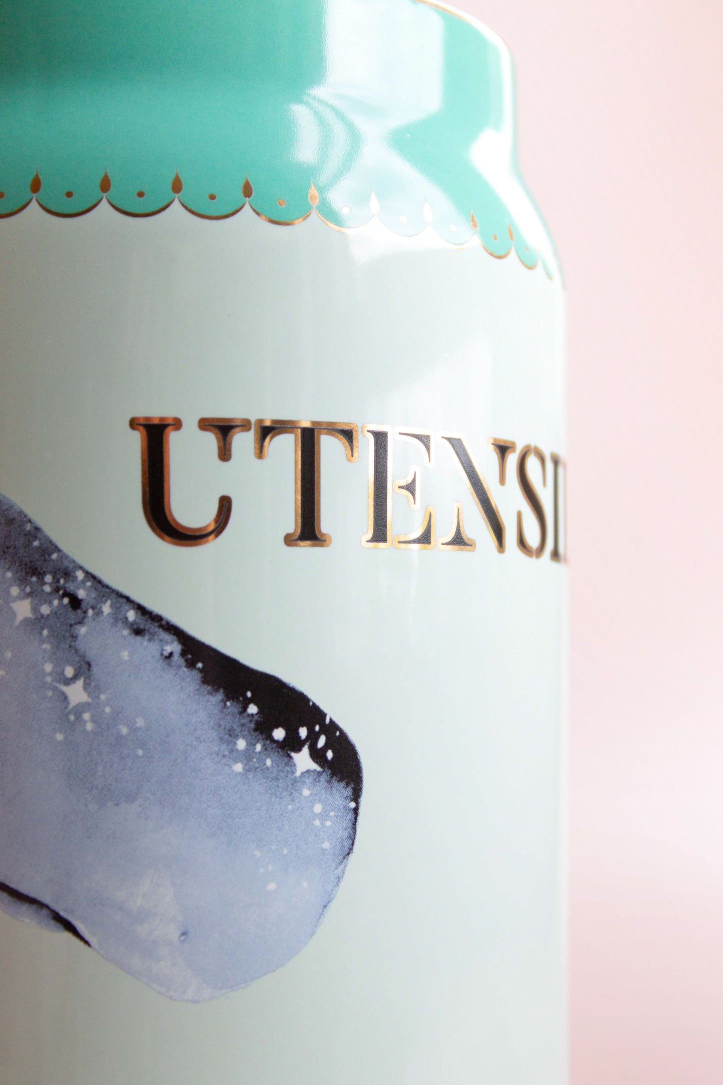 YVONNE ELLEN UTENSIL POT WHALE