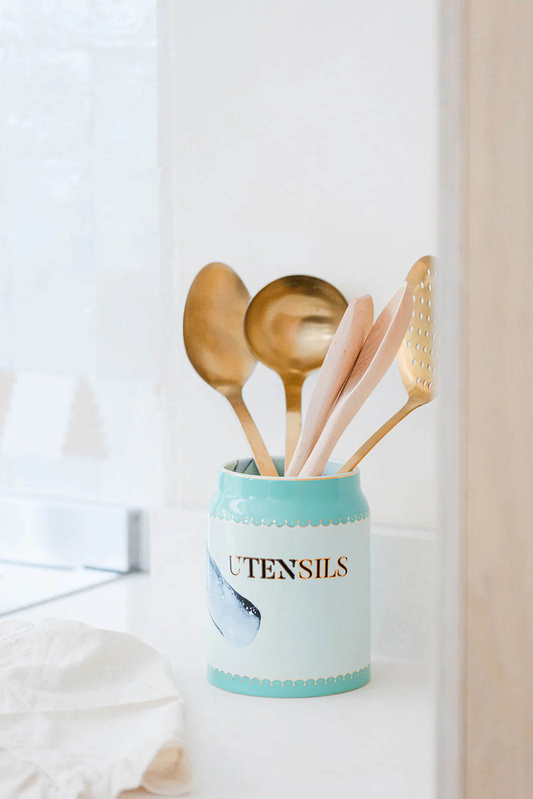 YVONNE ELLEN UTENSIL POT WHALE